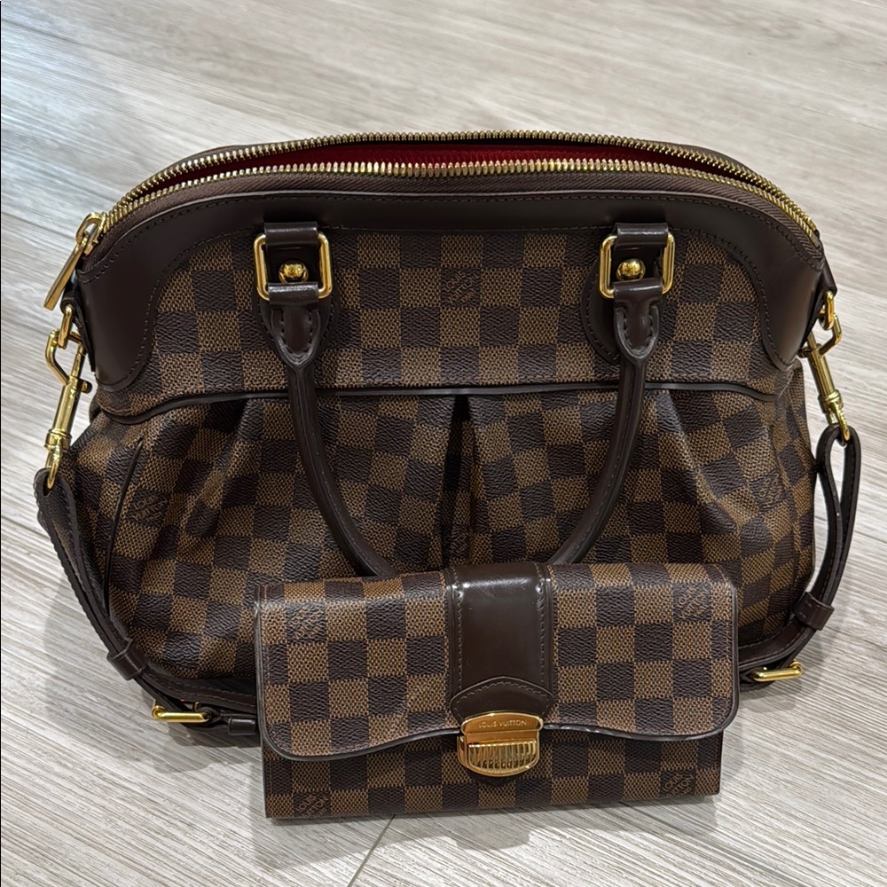 Authentic Louis Vuitton Demier Travis and Wallet Set
Tote/crossbody/handbag